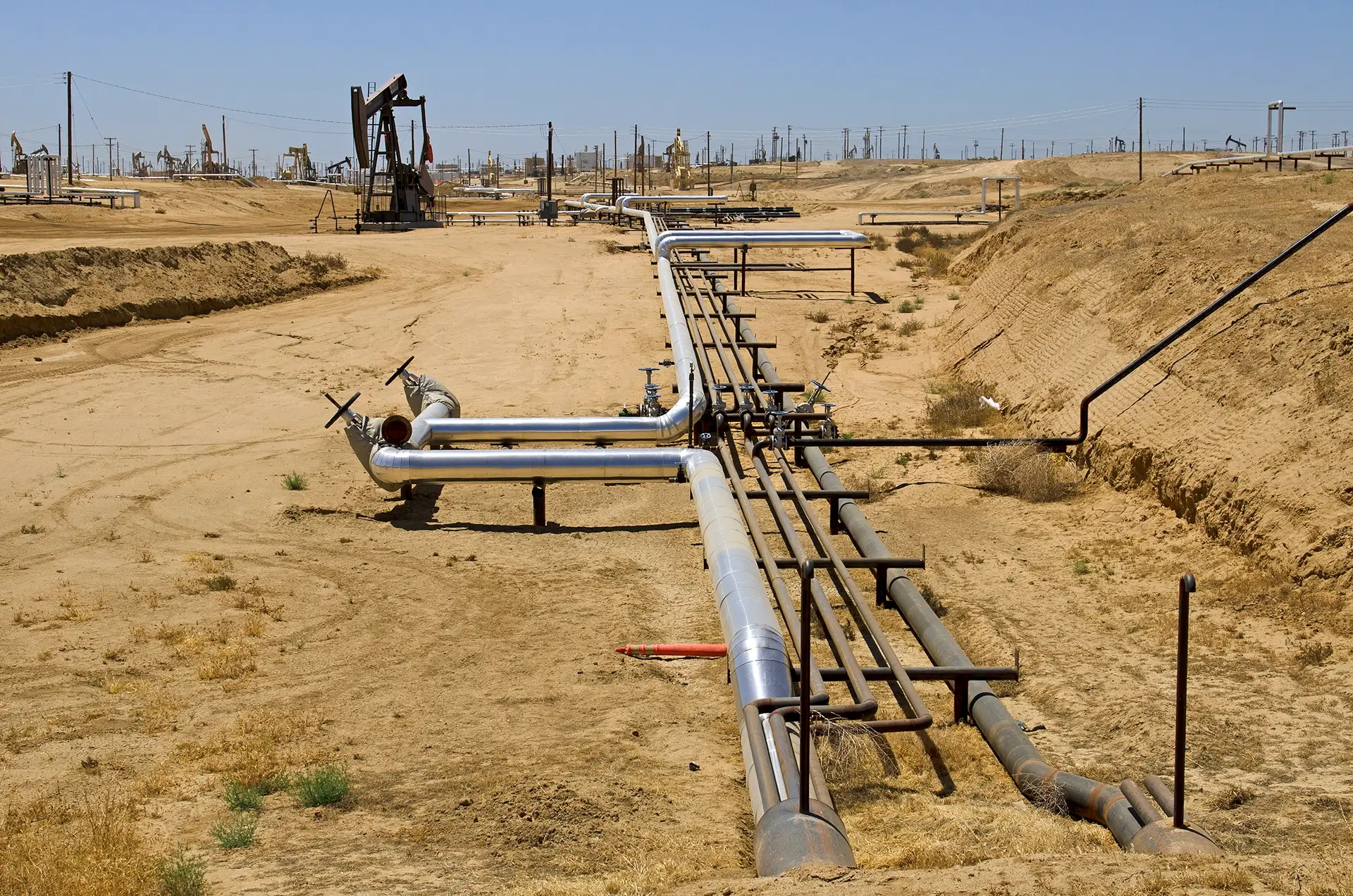 Solving Remote Pipeline Monitoring: A Multi-Network SIM and LEO Satellite Case Study